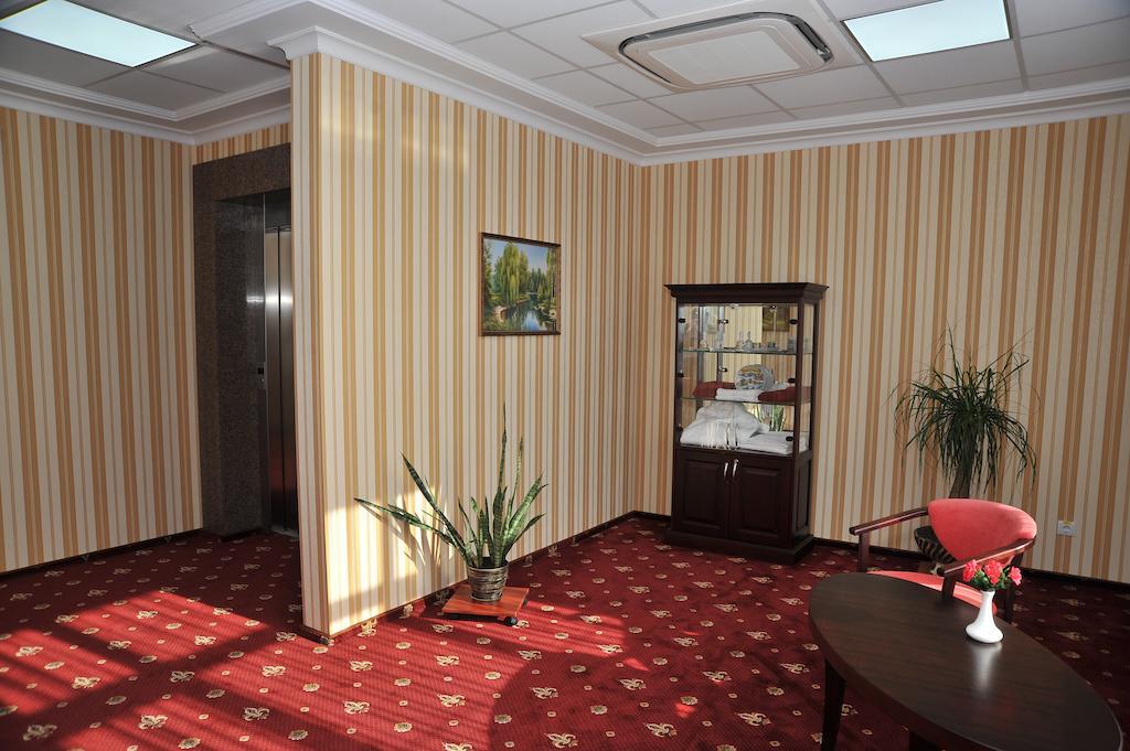 スラヴァ ホテル Zaporizhia エクステリア 写真